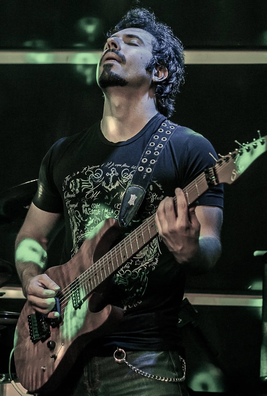 Andre Nieri tocando guitarra ao vivo