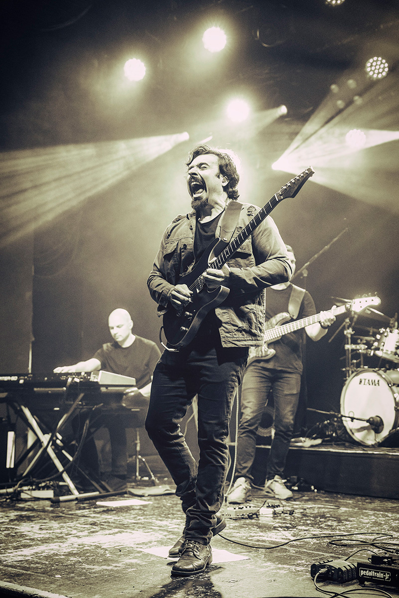 Andre Nieri em uma performance de guitarra